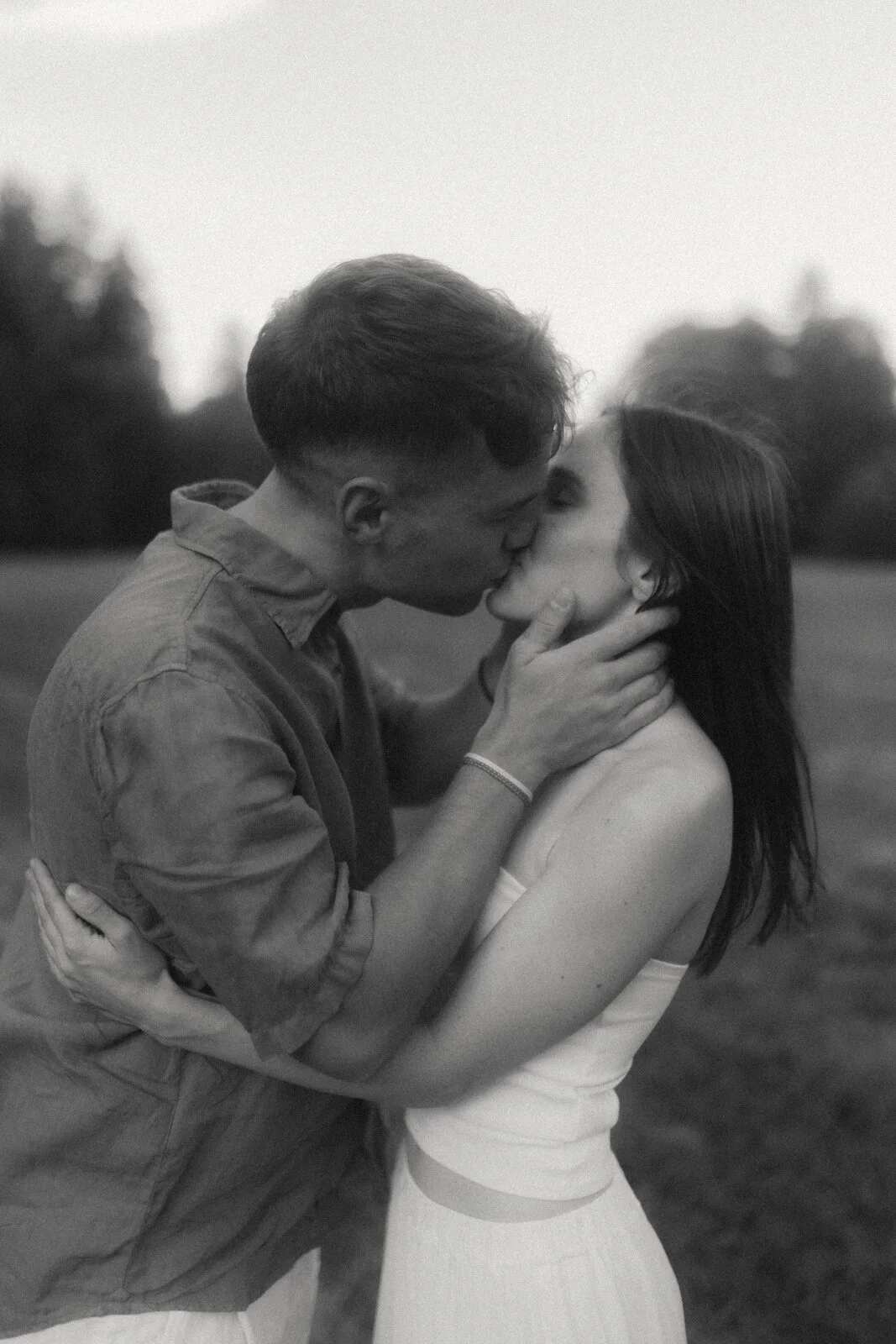 Schwarzweißporträt von Natalie und Lukas in einer Umarmung