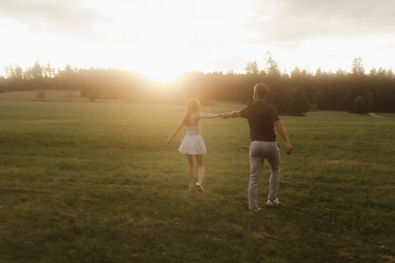 Natalie und Lukas spazieren gemeinsam in den Sonnenuntergang