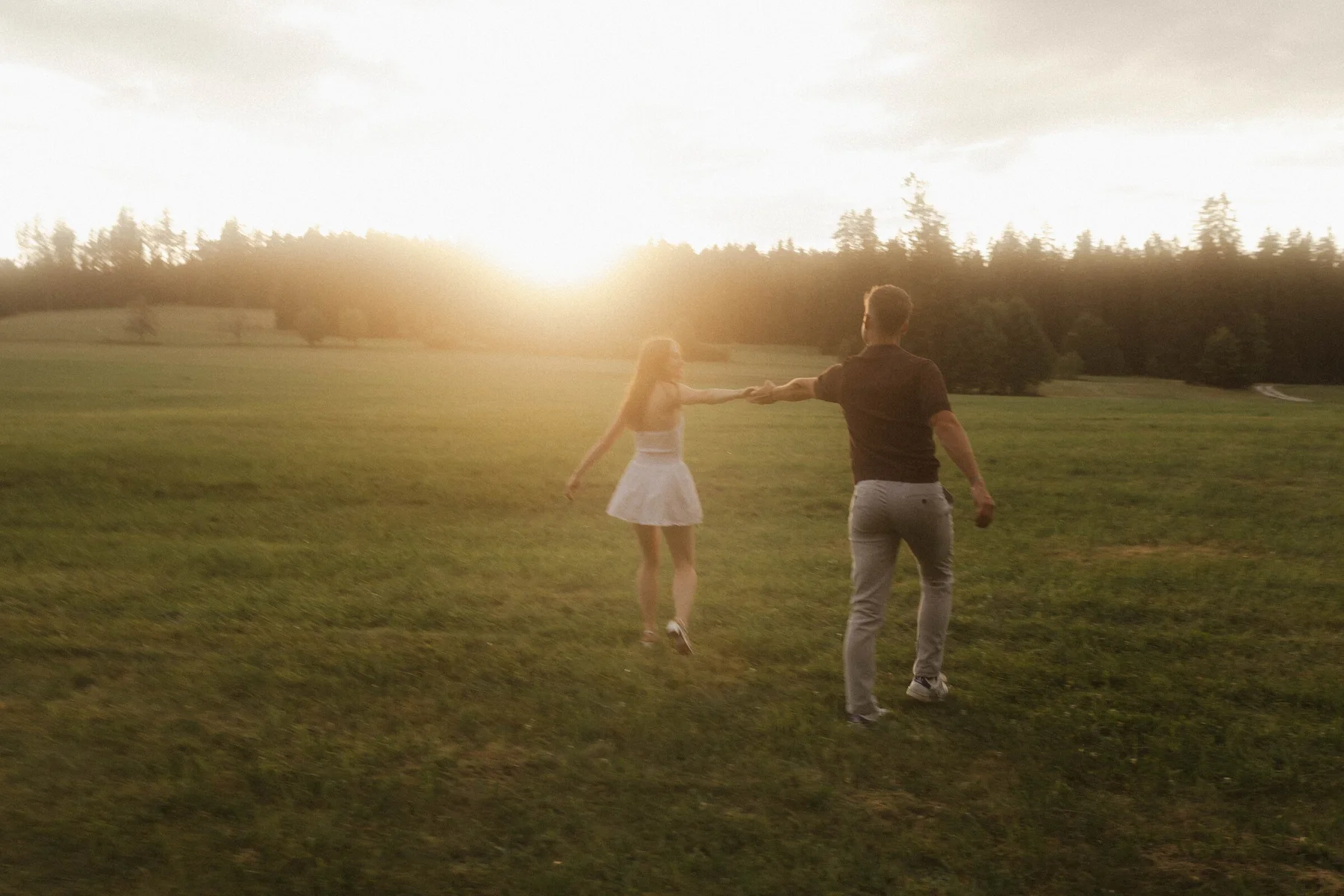 Natalie und Lukas spazieren gemeinsam in den Sonnenuntergang